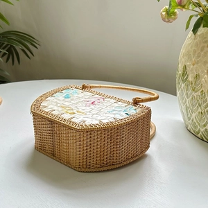 Handgeweven rotan handtas met kleurrijke bloemenmozaïek deksel voor strandvakantie