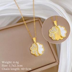 Detail of shell-shaped necklace with dimensions: 1.7x2.3cm pendant and 40+5cm chain length