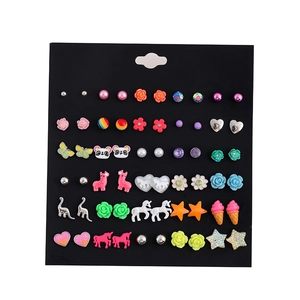 30er-Set bunte Ohrstecker mit Schmetterling- und Tiermotiven auf einer schwarzen Trägerkarte