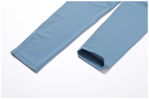 Gros plan détaillé montrant les coutures plates renforcées du body de yoga gris-bleu