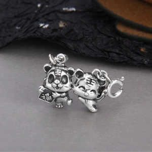 Vue détaillée de pendentifs tigre du zodiaque en argent s925 avec finition vintage