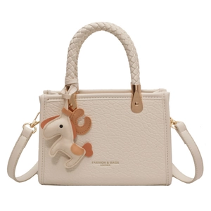 Sac seau blanc crème avec texture litchi, poignées tressées et un pendentif cheval