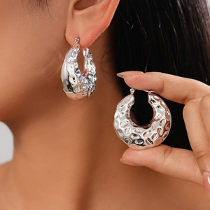 Boucles d'oreilles créoles géométriques argentées avec finition martelée pour femme
