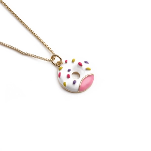 Collier minimaliste plaqué or avec pendentif donut blanc et rose orné de perles colorées