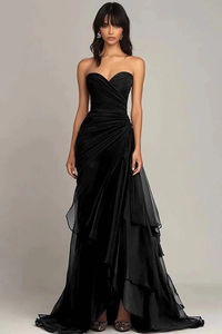 Vue détaillée d'une élégante robe bustier noire avec volants superposés et jupe à étages