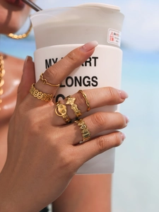 Vista dettagliata di anelli boho placcati in oro con motivi a cuore e farfalla