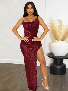 Robe longue sexy rouge vin avec imprimé animal, fente haute et bretelles élégantes