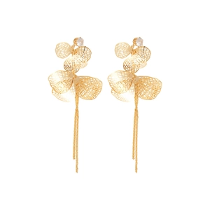 Boucles d'oreilles dorées à franges avec pétales évidés et zircon pour style élégant