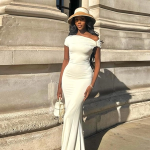 Robe longue blanche élégante à épaules dénudées et fronces pour les vacances