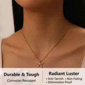 Dettaglio della elegante collana con ciondolo a fiocco dorato e catenina a sfere