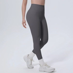 Detail der dunkelgrauen Yoga-Hose mit hoher Taille, nahtloser Kompression und figurbetonter Form