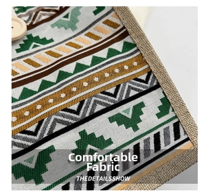 Détail du sac à lunch en lin montrant des motifs ethniques et un bouton en bois
