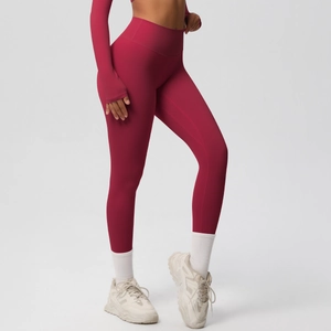 Detailweergave van de hoge taille naadloze yoga legging en top met lange mouwen rood