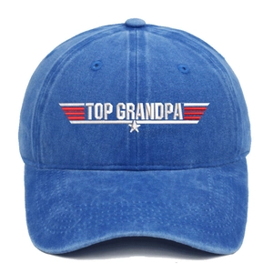 Vista dettagliata del berretto da baseball in denim lavato blu con ricamo TOP GRANDPA.
