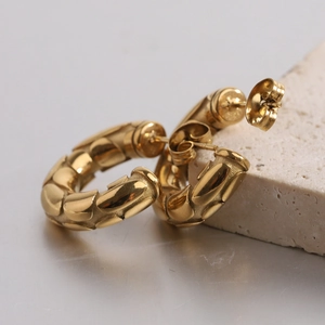 5mm 18K gold stainless steel chunky C-shaped hoop earrings with embossed snake texture