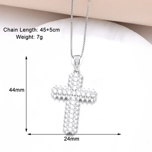 Détail macro du pendentif croix en argent avec dimensions et pierres de zircone