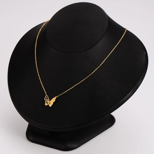Exquise chaîne dorée avec pendentif papillon 3D sur un buste de mannequin noir