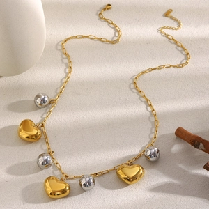 Collier élégant plaqué or 18 carats avec cœurs évidés et perles argentées lisses