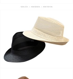 Detail van ademende mesh-textuur op zwarte en crèmekleurige polyester fedora herenhoeden