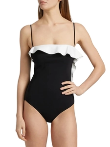 Détail d'un maillot de bain noir une pièce avec volants blancs chics et fines bretelles