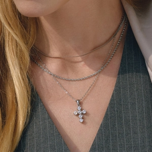 Collana a tre strati in acciaio inossidabile argento con croce in zirconi lucidi