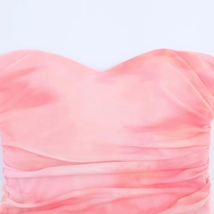 Robe bustier chic en tulle rose avec détails froncés et imprimé artistique