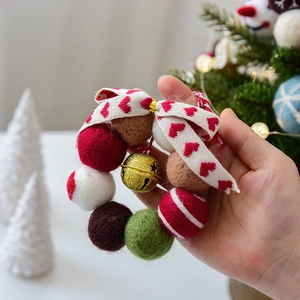 Handgefertigter Weihnachtskranz aus Filzkugeln mit goldener Glocke und Herzband-Dekor