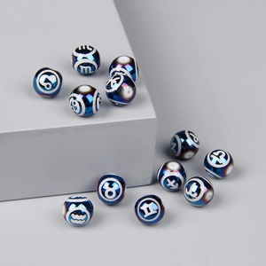 Dettaglio macro di perle di vetro zodiacali blu cangianti per gioielli e bracciali fai-da-te