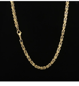 Makroaufnahme der 4mm goldenen Byzantiner-Edelstahlkette mit detaillierter Gliederstruktur