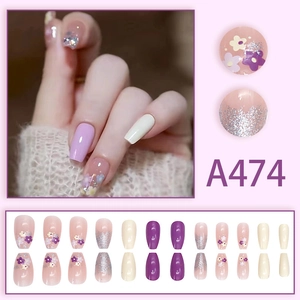 Set di unghie finte viola dolci con fiori e sfumature glitterate in forma lunga