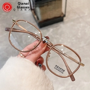 Dettaglio lenti anti-luce blu con protezione UV 400 e montatura quadrata in stile vintage
