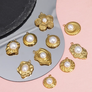 Pendentifs en acier doré en forme de fleur et de cœur avec perles blanches