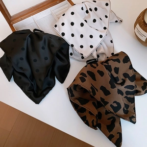 Molle per capelli in seta con fantasie a pois e leopardo su scatola di legno