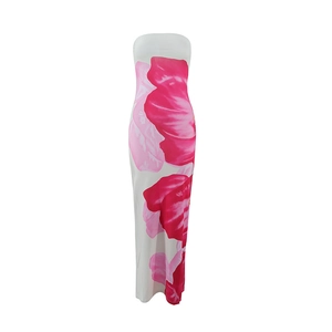 Dettaglio dell'abito lungo senza spalline bianco con stampe floreali rosa vivaci