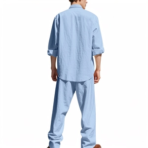 Vista posteriore del completo casual da uomo in lino azzurro con camicia e pantaloni
