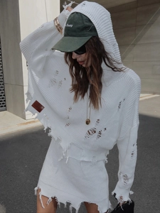 Ensemble en maille blanche avec haut à capuche et minijupe au style décontracté