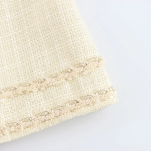 Ensemble élégant en tweed beige pour femme avec bordure chaîne dorée et franges