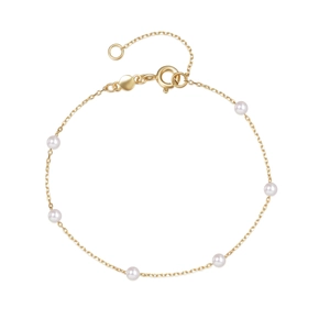 Primer plano de la pulsera de plata S925 dorada con perlas blancas y cierre de resorte ajustable