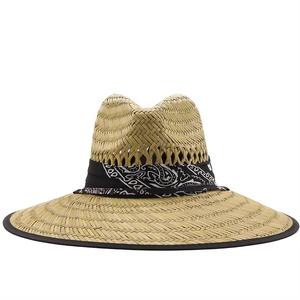 Dettaglio di cappello in paglia naturale con fascia paisley e bordo nero rifinito