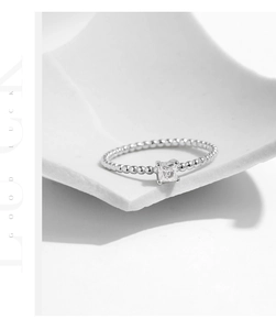 Détail de la bague perlée en argent S925 avec une pierre moissanite carrée chic