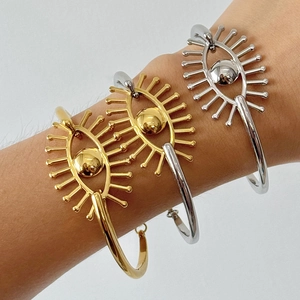 Vue détaillée du bracelet jonc œil en finitions or, argent et mélange de métaux