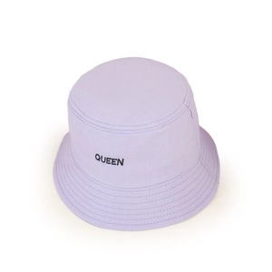 Détail d'un chapeau bob lavande en coton avec broderie Queen noire élégante