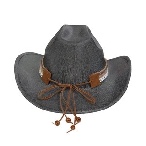 Détail du chapeau de cowboy avec bande étoilée et décoration de glands en perles