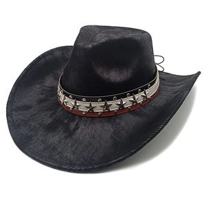 Detail eines schwarzen Wildleder-Cowboyhuts mit Metallsternen auf dem Dekoband