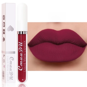 Rouge à lèvres liquide mat bordeaux foncé n° 12 avec son emballage et son rendu sur lèvres