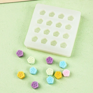 Dettaglio dello stampo in silicone a 16 fori con fiori di ciliegio colorati fatti a mano