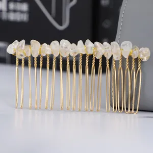 Dettaglio del pettine per capelli in metallo dorato con cristalli di quarzo bianco fatti a mano