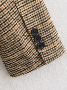 Detailansicht der Hahnentritt-Wolljacke Manschette mit drei eleganten schwarzen Knöpfen