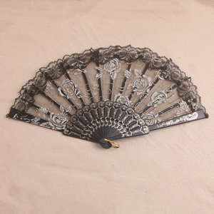 Éventail pliant en dentelle noire avec motifs floraux dorés et boucle métallique décorative