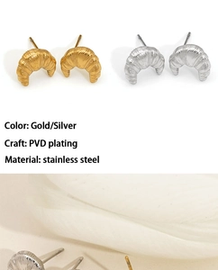Vue macro de boucles d'oreilles croissant en or et argent en acier inoxydable plaqué PVD